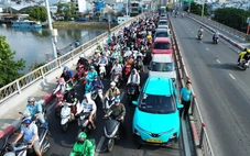 Dòng xe ken đặc trên cầu Kênh Tẻ sau tai nạn giữa xe đầu kéo và xe rác khiến tài xế tử vong