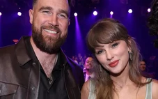 Taylor Swift và hôn phu Travis Kelce tình tứ tại iHeartRadio Music Awards 2026