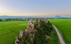 Gành đá như 'sống lưng rồng' giữa cánh đồng lúa Phú Yên hút du khách