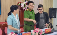 Trưởng công an cùng chủ tịch phường đối thoại chân tình với các bạn trẻ ‘chưa tốt’