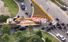 Chỉ một chiếc xe đỗ sai, hàng km đường tắc nghẽn