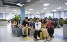 Sinh viên học viết bình luận và tham quan không gian làm việc mới tại báo Tuổi Trẻ