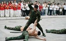 Sinh viên thích thú xem đặc công biểu diễn, ăn cơm bộ đội và nghe chuyện gìn giữ hòa bình