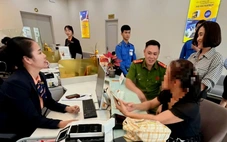 Ngân hàng gọi công an đến hỗ trợ giúp nữ khách hàng thoát bẫy lừa đảo nhận tiền đô từ nước ngoài