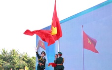 Thượng cờ ở Khu tưởng niệm chiến sĩ Gạc Ma, khai màn Tiền Phong Marathon 2026