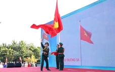 Thượng cờ ở Khu tưởng niệm chiến sĩ Gạc Ma, khai màn Tiền Phong Marathon 2026