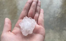 Mưa đá ở Nghệ An, hạt mưa to bằng ngón chân cái