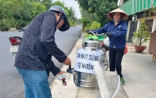 Bình trà đá 'Xin mời dùng tự nhiên' giữa trưa nắng làm mát lòng người đi đường