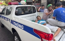 Cảnh sát giao thông đưa người đàn ông bị té ngã trên đường do nhồi máu cơ tim đi cấp cứu