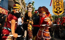 Đoàn lân, sư, rồng diễu hành rộn rã trong Lễ hội Nguyên tiêu