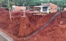 Kiểm tra vụ hạ cốt nền đường khiến nhà dân cheo leo ở Đồng Nai