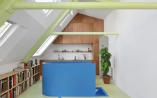 Mở rộng căn nhà phố nhỏ bằng cách xây thêm... mái nhà