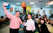 Học tại báo Tuổi Trẻ, sinh viên Văn Lang 'họp báo' cùng tác giả Trần Hữu Phúc Tiến