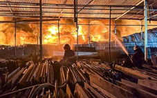 Vụ cháy ở khu xưởng rộng 6.000m2: 1 người chết, gần 100 cảnh sát xuyên đêm dập lửa