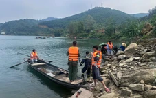 Gió lốc làm lật thuyền trên hồ thủy điện, hai vợ chồng tử vong