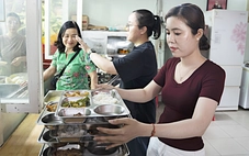 Ăn cơm miễn phí giữa vườn cây trong bệnh viện