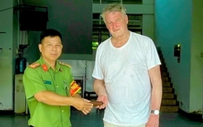 Du khách Đức đánh rơi ví tiền được một học sinh tìm trả lại