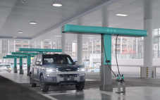 Người Việt thử sạc nhanh Flash BYD tại Trung Quốc: 'Nhảy điện nhanh như đổ xăng'