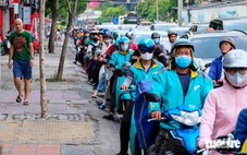 Thói quen mỗi sáng, bỏ vật dụng vào balô rồi đi bộ thong dong đến công ty