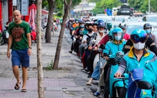 Thói quen mỗi sáng, bỏ vật dụng vào balô rồi đi bộ thong dong đến công ty