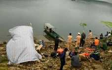 Lật thuyền do dông lốc ở Quảng Ninh, 2 người chết