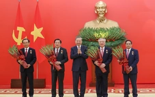 Tổng Bí thư Tô Lâm trao huân chương, huy hiệu Đảng tặng Thủ tướng Phạm Minh Chính và các lãnh đạo