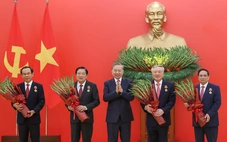 Tổng Bí thư Tô Lâm trao huân chương, huy hiệu Đảng tặng Thủ tướng Phạm Minh Chính và các lãnh đạo