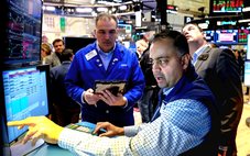 Đọc nhanh 31-3: Giá dầu tiếp tục tăng, bán tháo chứng khoán lan rộng