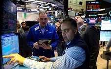 Đọc nhanh 31-3: Giá dầu tiếp tục tăng, bán tháo chứng khoán lan rộng