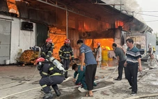 Cháy xưởng bánh kẹo ở Hà Nội, gần 100 người chữa cháy