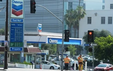 Giá xăng vượt 4 USD/gallon, gây áp lực lên người dân Mỹ và chính quyền ông Trump