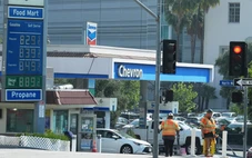 Giá xăng vượt 4 USD/gallon, gây áp lực lên người dân Mỹ và chính quyền ông Trump