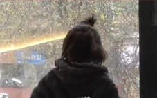 Bị mẹ bỏ rơi 2 tuần trong khách sạn, bé trai nói câu khiến nhiều người nghẹn lòng