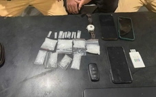 Tài xế dương tính với ma túy chở người tàng trữ ma túy trên xe hơi