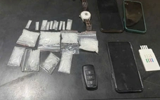 Tài xế dương tính với ma túy chở người tàng trữ ma túy trên xe hơi