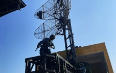 Bộ đội ra đa mở máy canh bầu trời Tổ quốc ở Quảng Ngãi