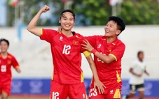 Làng bóng đá khen Việt Nam 'nam nữ song toàn'