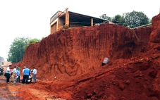 Vụ hạ cốt nền khiến nhà dân cheo leo: UBND tỉnh Đồng Nai yêu cầu tạm dừng thi công