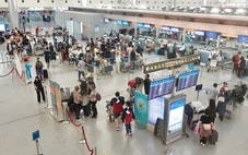 Nhiều khách Việt thấp thỏm chờ bay