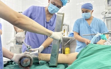 Kẹt nguyên bàn tay trong máy xay thịt, người phụ nữ phải phẫu thuật cắt cụt chi