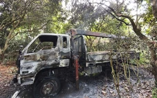 Xe tải cẩu vướng dây điện, tài xế bị điện giật tử vong