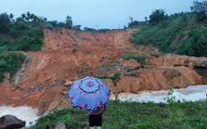 8 người đi rẫy về qua suối gặp lũ quét, 3 người bị vùi lấp