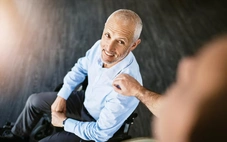 Bị sa sút trí tuệ, người đàn ông say mê một âm thanh đến phát khóc