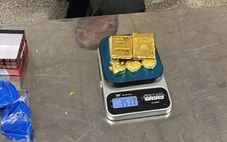 Giấu hơn 12kg nghi là vàng trong đồ lót, 4 hành khách bị bắt ở Nội Bài