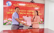 Xã Bình Lợi, TP.HCM trao giấy chứng nhận quyền sử dụng đất cấp lần đầu cho người dân