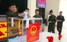 Cử tri Lữ đoàn Đặc công nước 5 bỏ phiếu sớm, mở đầu ngày hội bầu cử ở Khánh Hòa