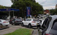 Người dân Anh, Úc đổ xô tích trữ xăng, tài xế Myanmar tràn sang Thái Lan tiếp nhiên liệu