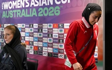 Tuyển nữ Iran vừa đá bóng, vừa trông về nhà