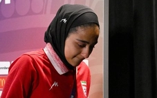 Tuyển nữ Iran vừa đá bóng, vừa trông về nhà