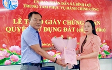 Xã Bình Lợi, TP.HCM trao giấy chứng nhận quyền sử dụng đất cấp lần đầu cho người dân